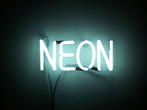 Neon sign. Français : Enseigne au néon. Hrvats...